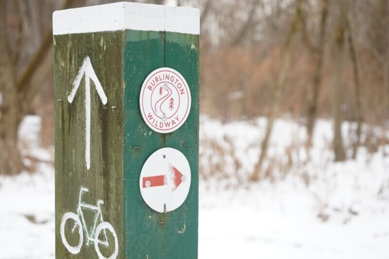 A post marking a Burlington Wildways bike trail around the Intervale in Burlington.